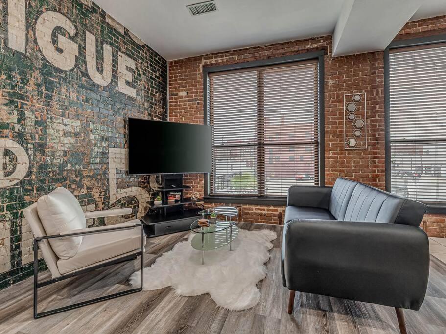 Deluxe Studio In Historic Downtown Building! Бартелсвілль Екстер'єр фото
