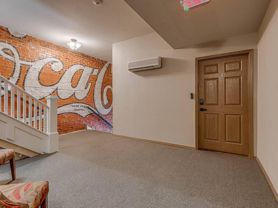 Deluxe Studio In Historic Downtown Building! Бартелсвілль Екстер'єр фото